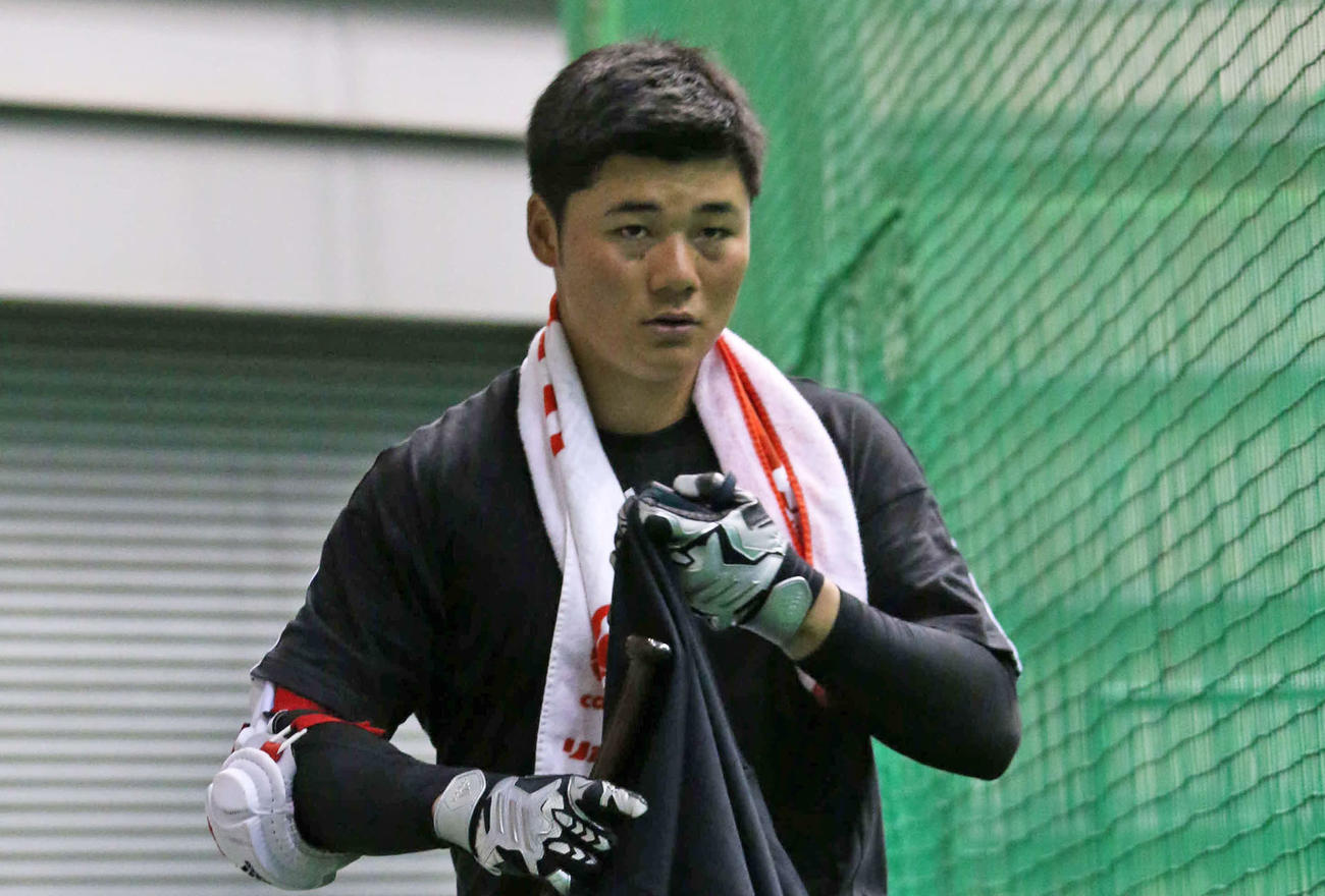 休日返上で打撃練習後、引き揚げる日本ハム清宮（撮影・田中彩友美）