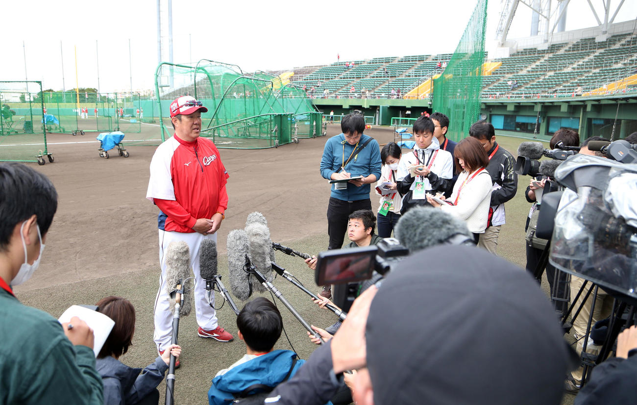 キャンプ総括をする佐々岡監督（撮影・栗木一考）
