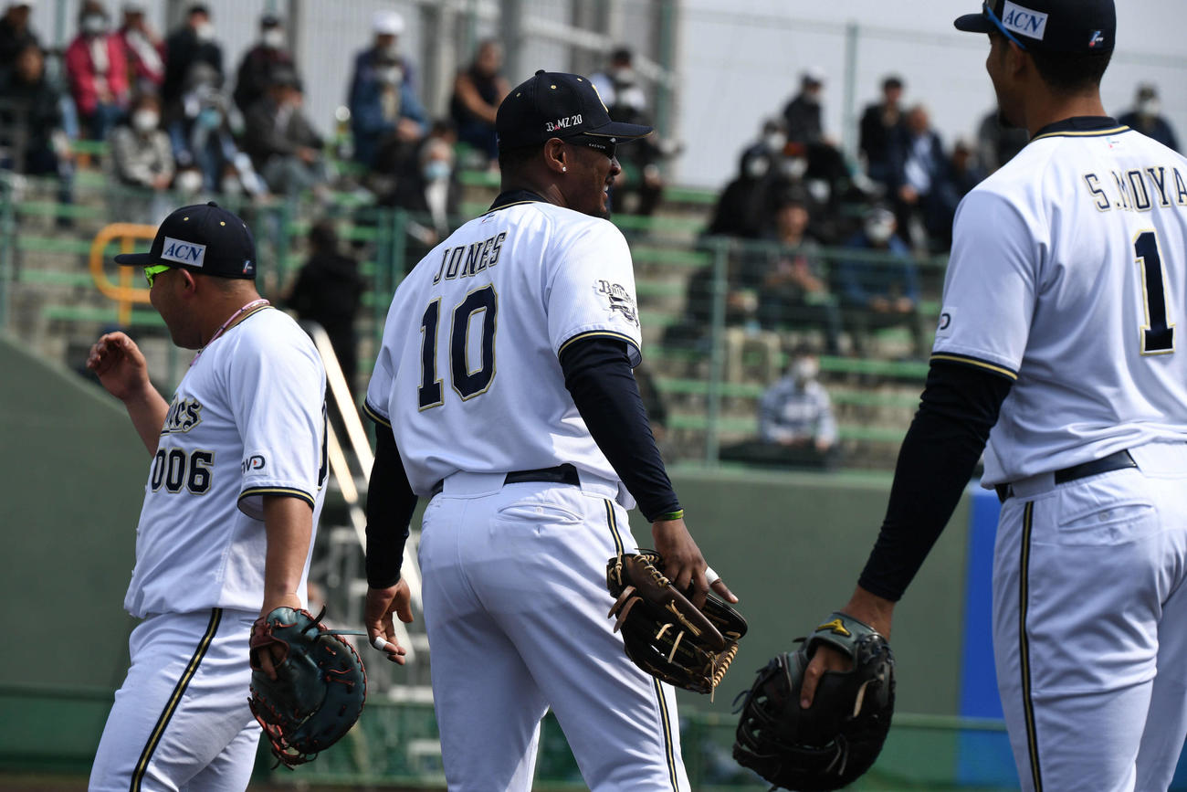試合前のシートノックに参加したジョーンズ（中央）（撮影・渦原淳）