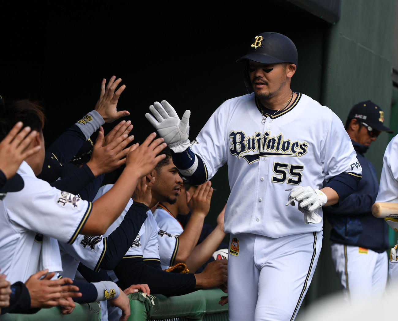 オリックス対西武　4回裏オリックス1死二塁、宗の適時打で生還したT－岡田はナインに迎えられる（撮影・渦原淳）