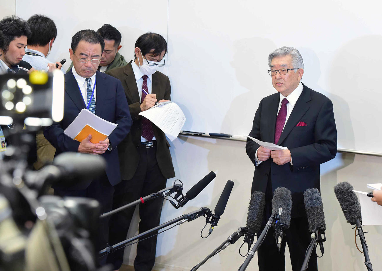 12球団代表者会議で決まった、3月12日までのオープン戦全72試合を無観客で行うことを発表する日本野球機構の斉藤コミッショナー。左は井原NPB事務局長（撮影・小沢裕）
