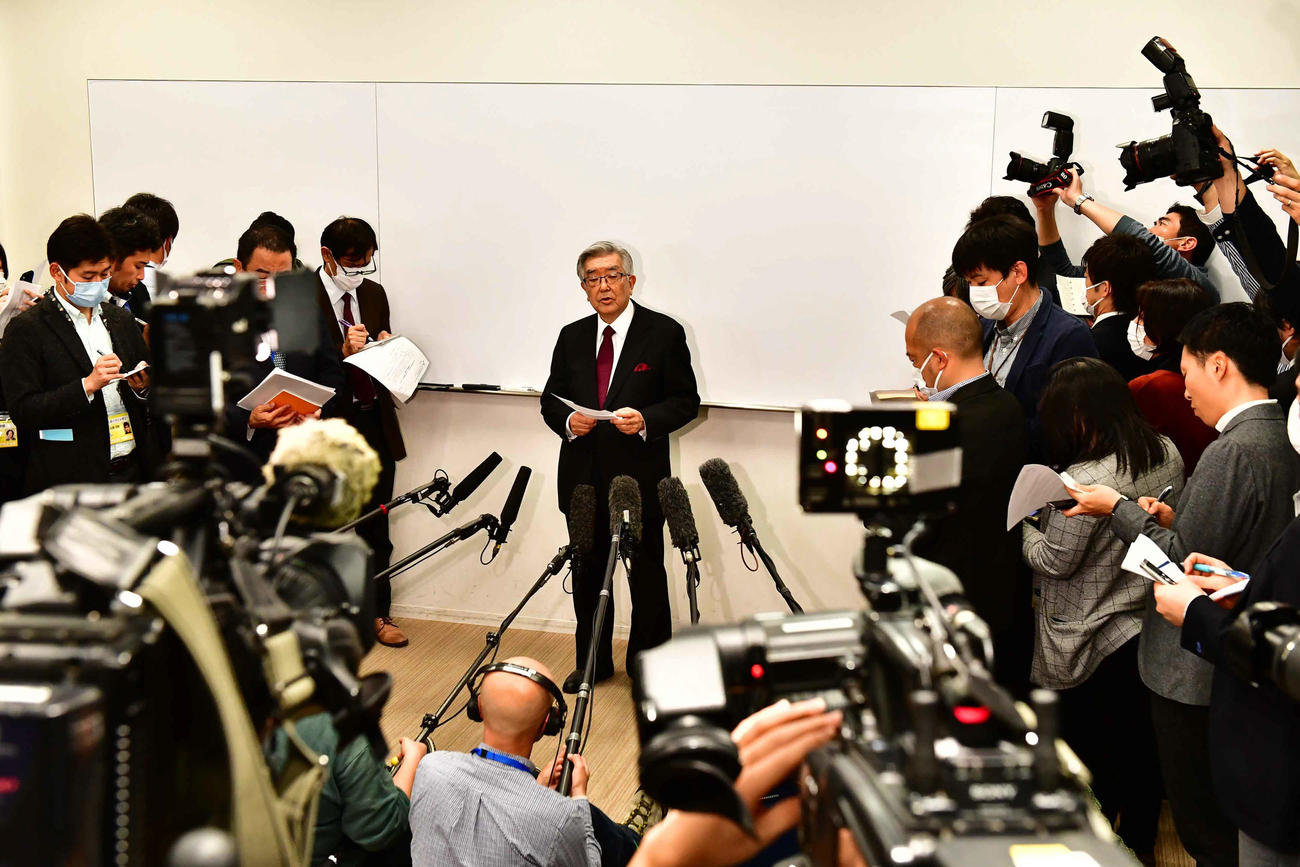 12球団代表者会議で決まった3月12日までのオープン戦全72試合を無観客で行うことを発表した日本野球機構の斉藤惇コミッショナー（撮影・小沢裕）