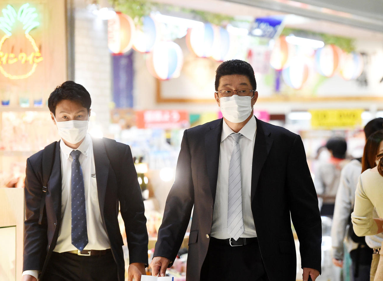 マスクを着用し広島に戻る佐々岡監督（撮影・前岡正明）