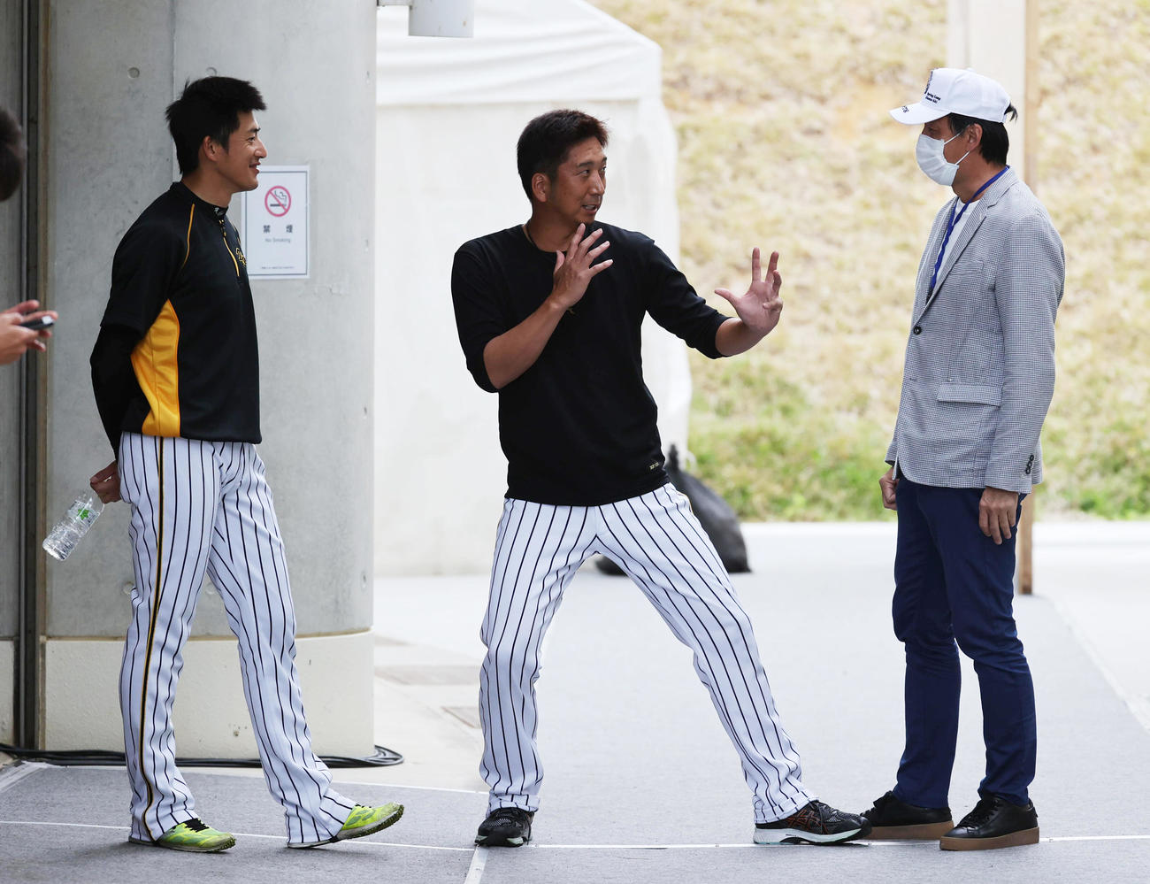 星野伸之氏（右）と話す藤川（中央）。左は能見（撮影・清水貴仁）