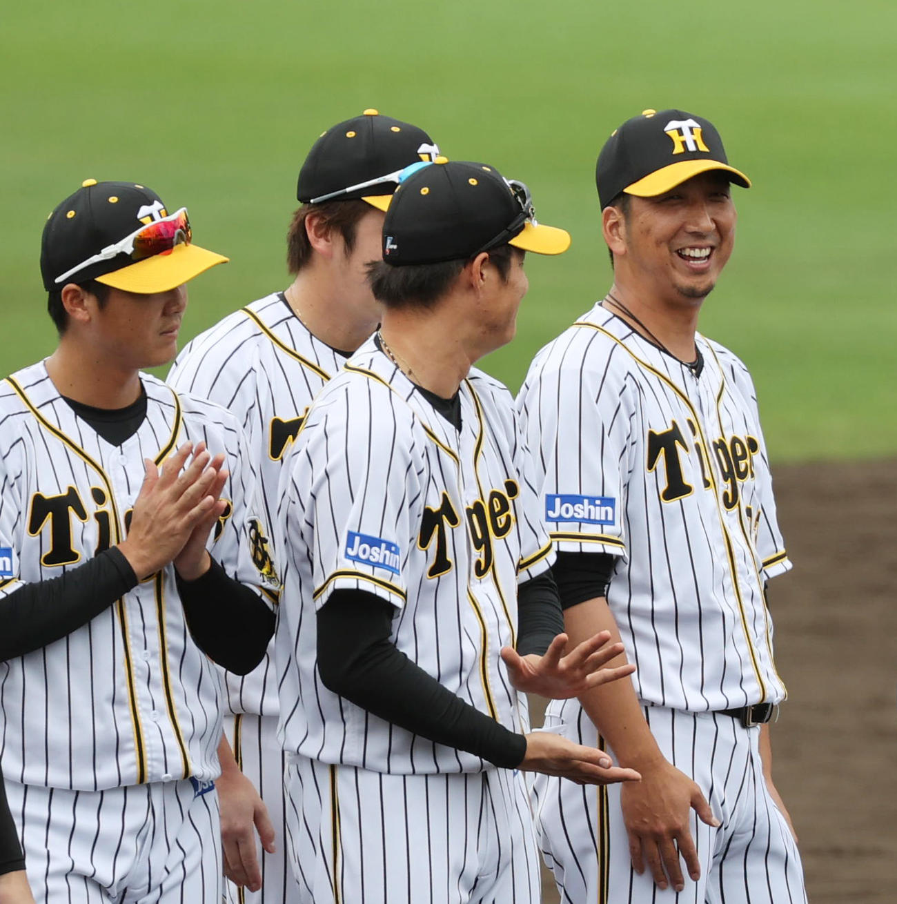 キャンプ打ち上げで笑顔をみせる藤川球児（右）（撮影・清水貴仁）