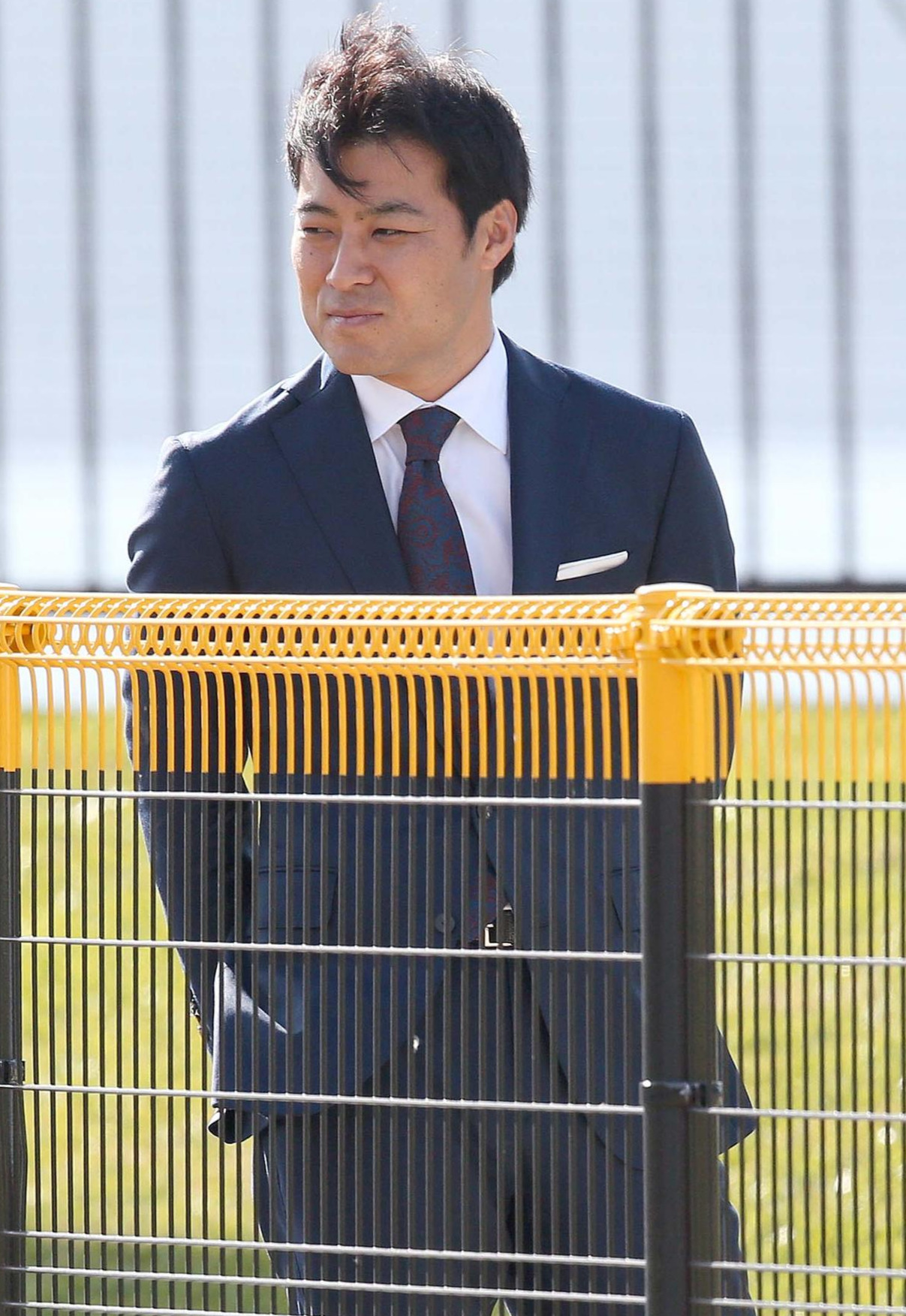日本ハムの名護キャンプを外野スタンドから見つめる田中SA