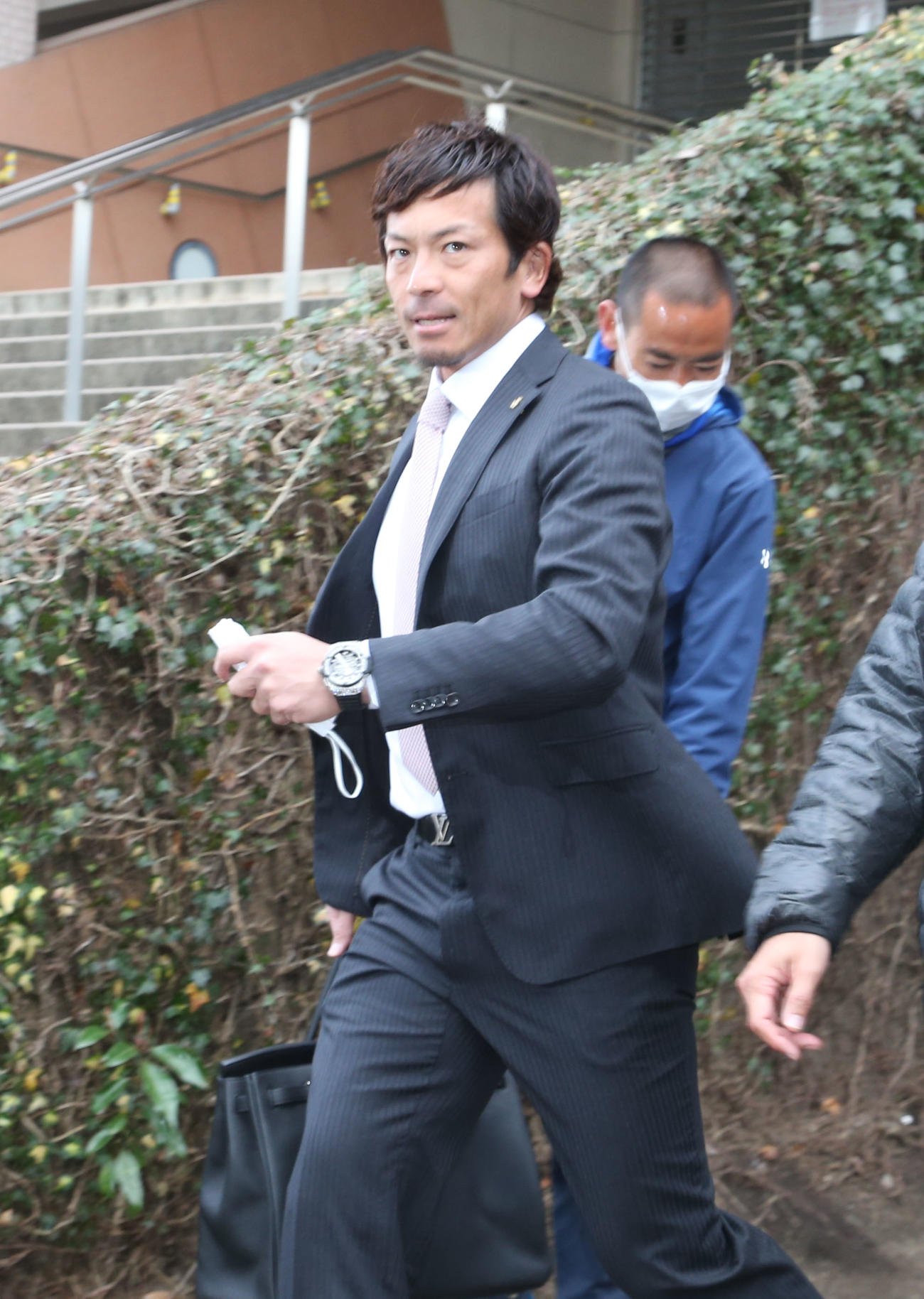練習試合に出場しない松田宣浩は昼ごろに球場を出て空港へ向かう（撮影・梅根麻紀）