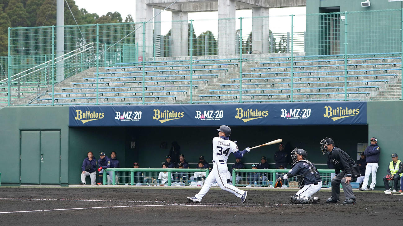 オリックス対ロッテ　3回裏オリックス1死満塁、中2点適時二塁打を放つ吉田正（撮影・鈴木みどり）