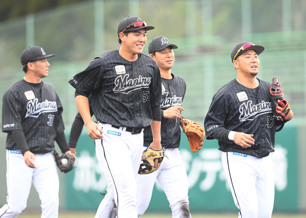 オリックス対ロッテ　オリックスに勝利し笑顔を見せるロッテ安田（左から2人目）（撮影・鈴木みどり）
