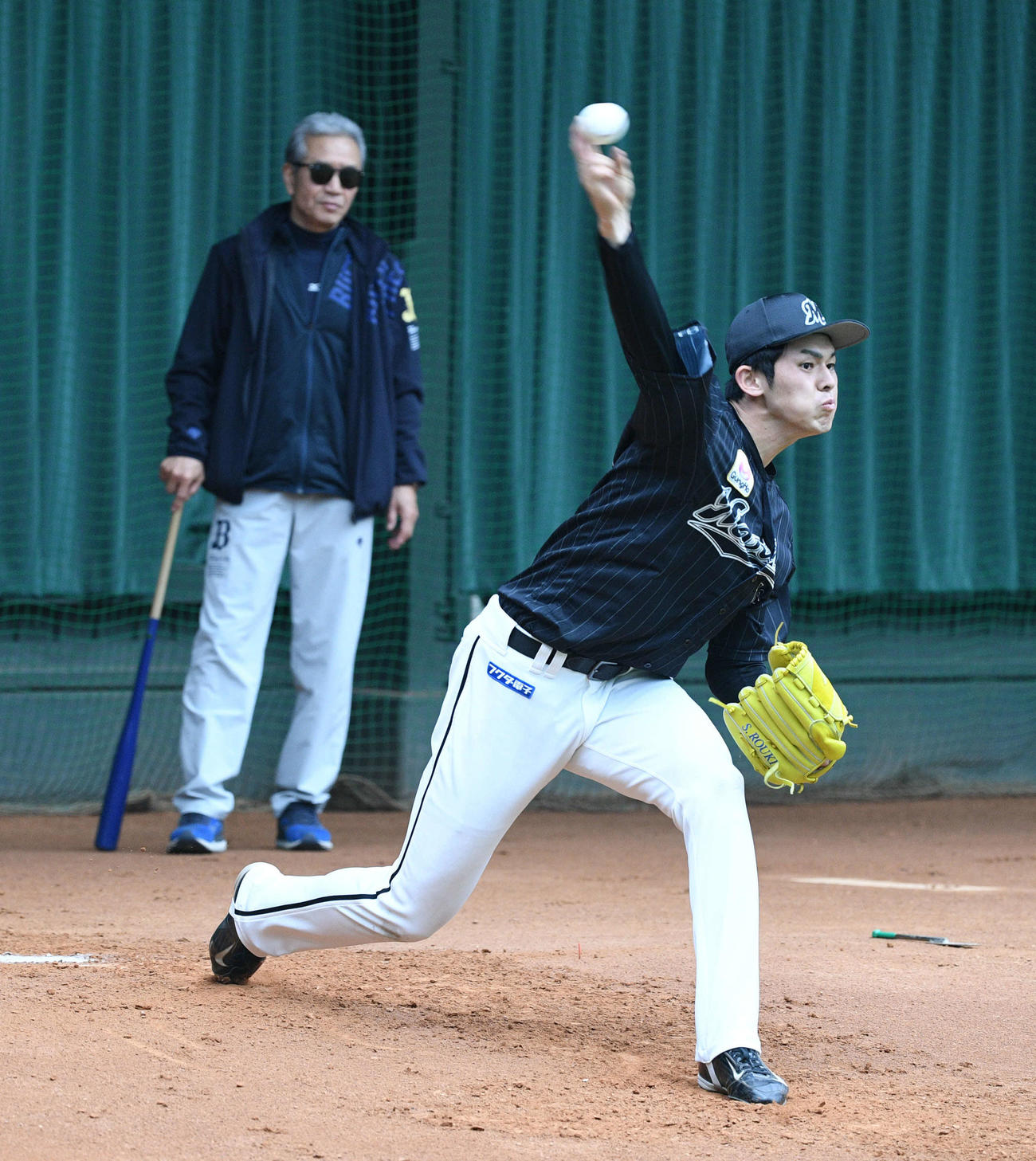 山田久志オリックス臨時コーチが見守る中、投球練習するロッテ佐々木朗（撮影・渦原淳）