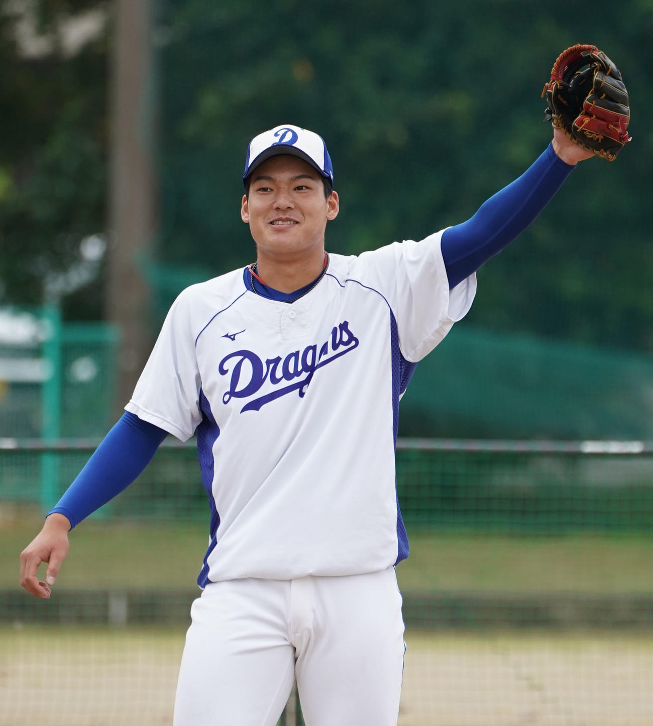 ノックを受ける中日石川昂弥（撮影・森本幸一）