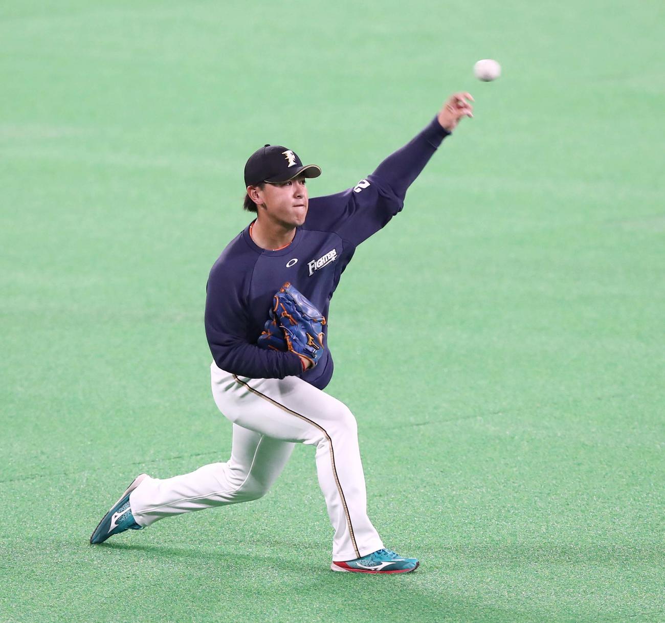 キャッチボールする日本ハム河野（撮影・黒川智章）