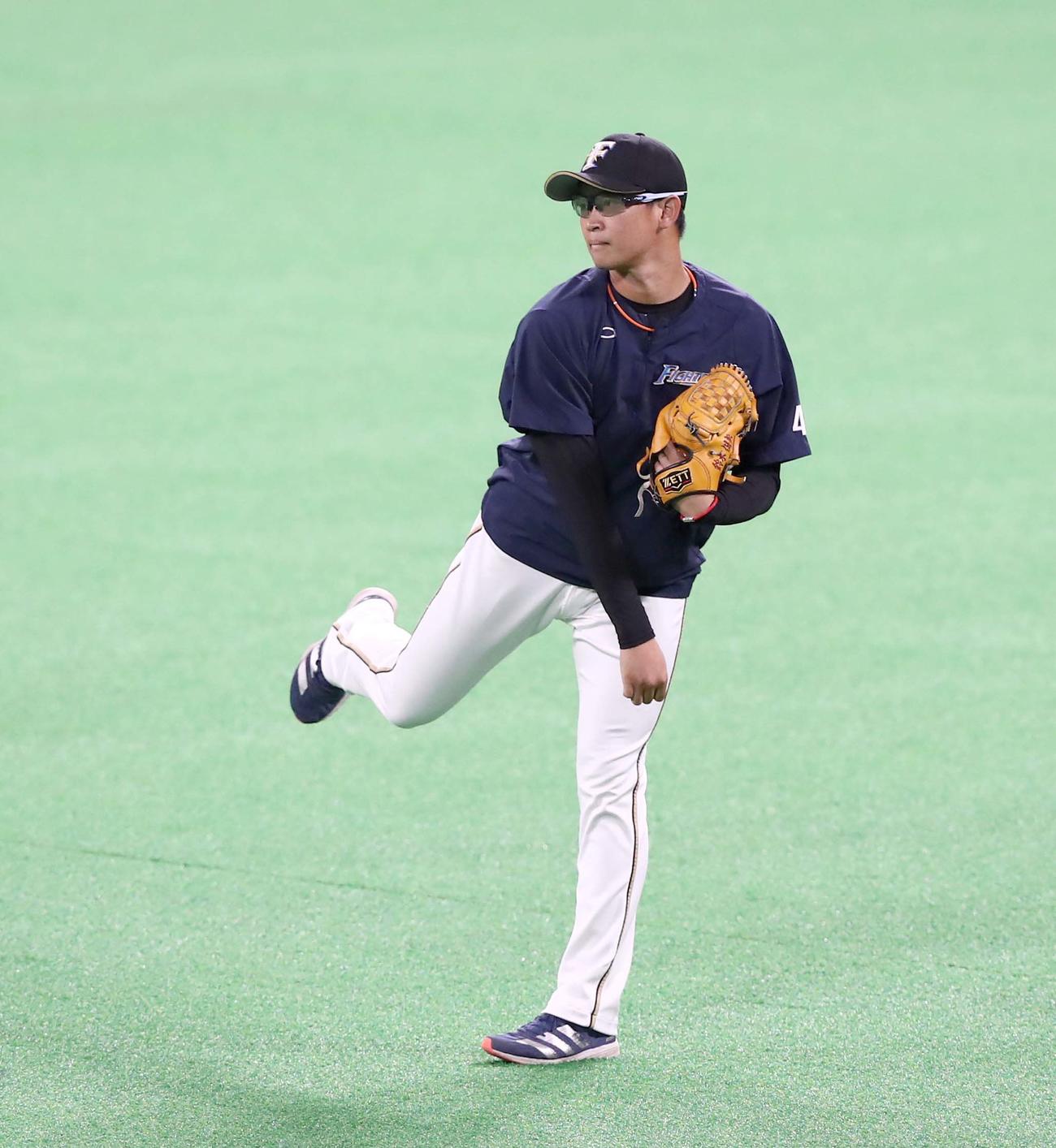 キャッチボールする日本ハム鈴木健（撮影・黒川智章）