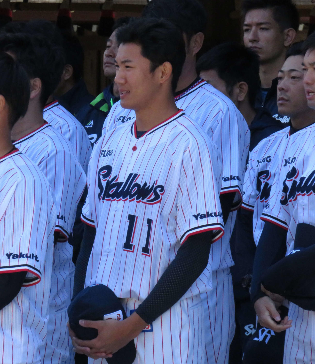 明治神宮で必勝祈願に訪れたヤクルトのドラフト1位、奥川