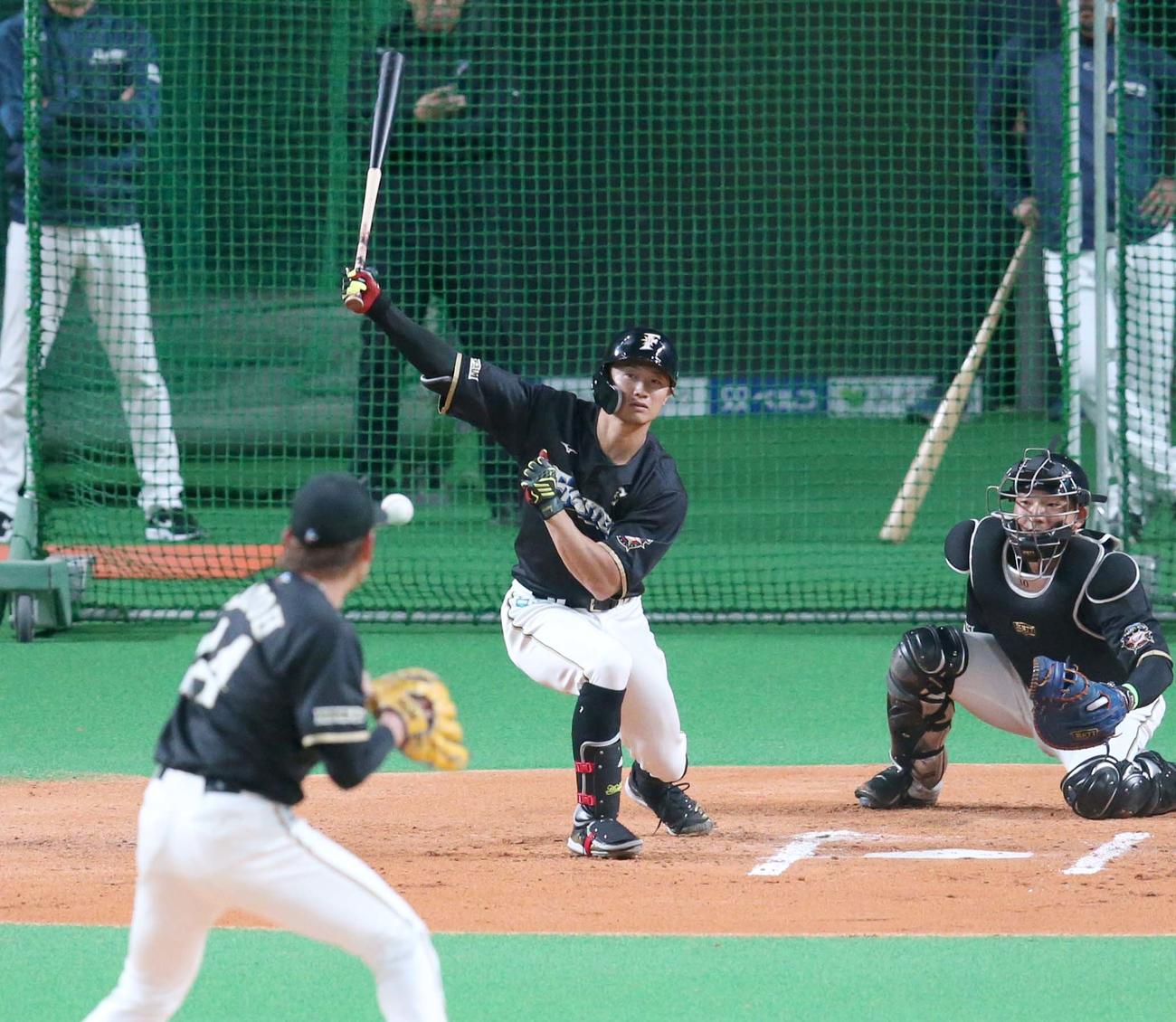 シート打撃で加籐から安打を放つ日本ハム西川（撮影・黒川智章）