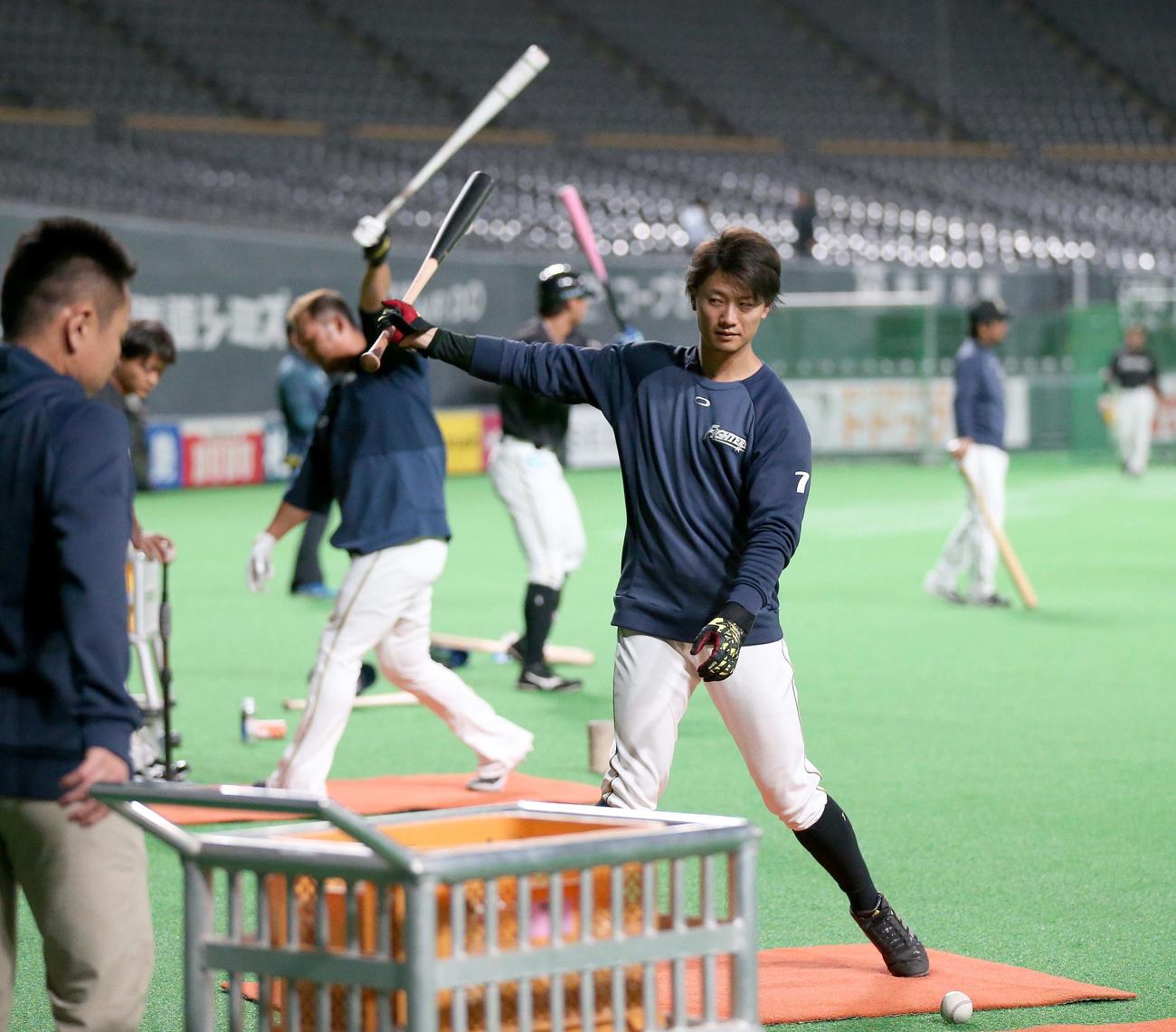 ティー打撃する日本ハム西川（撮影・黒川智章）