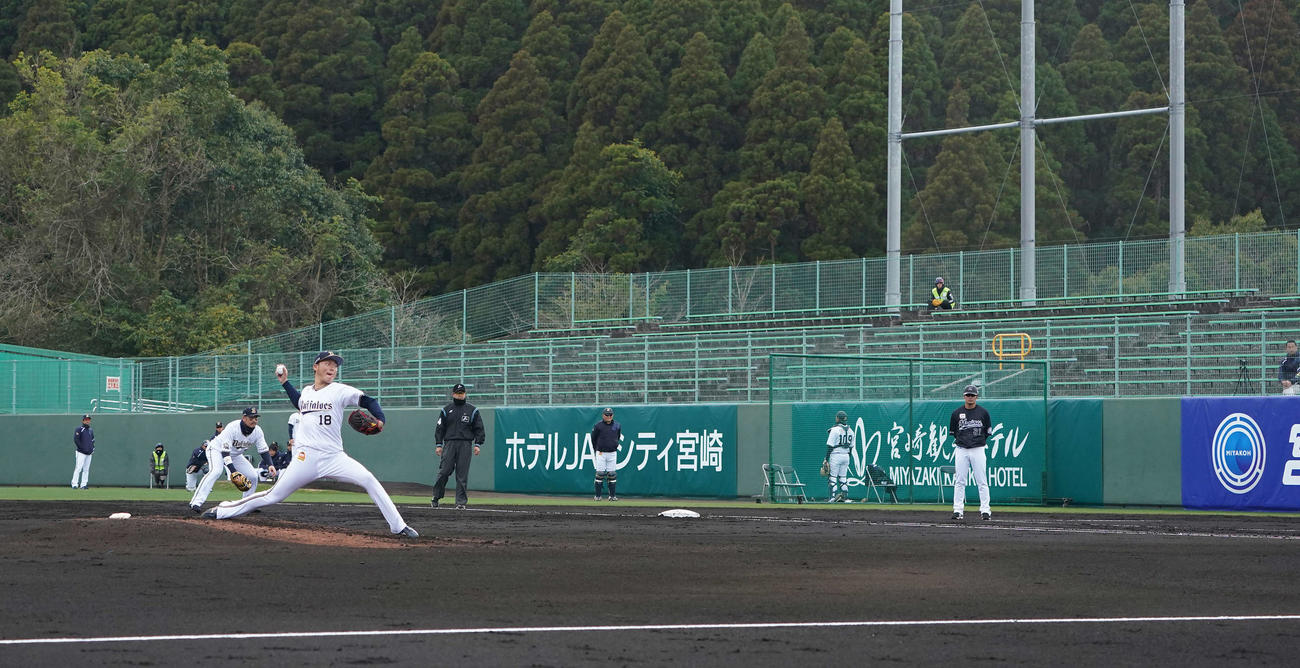 オリックス対ロッテ　無観客で行われた練習試合で先発し力投するオリックス山本（撮影・鈴木みどり）