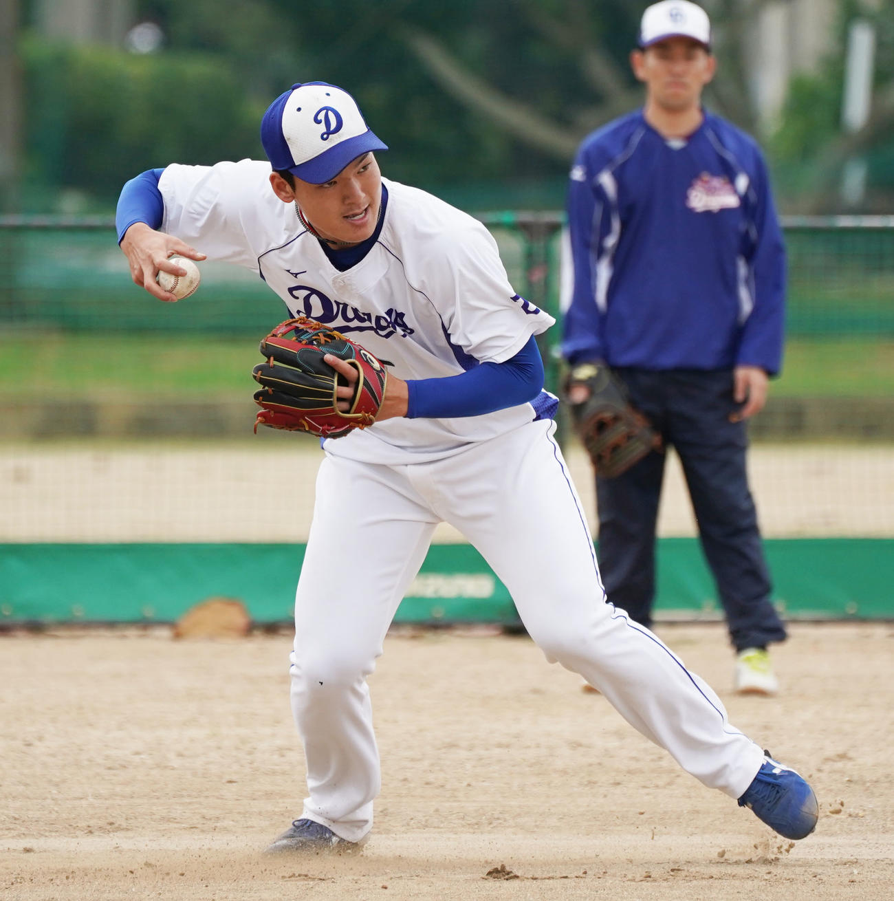 ノックを受ける石川昂弥（撮影・森本幸一）