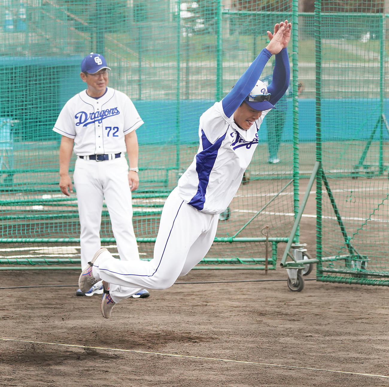 幅跳びで軽快な動きを見せる石川昂弥（右）左は仁村徹2軍監督（撮影・森本幸一）