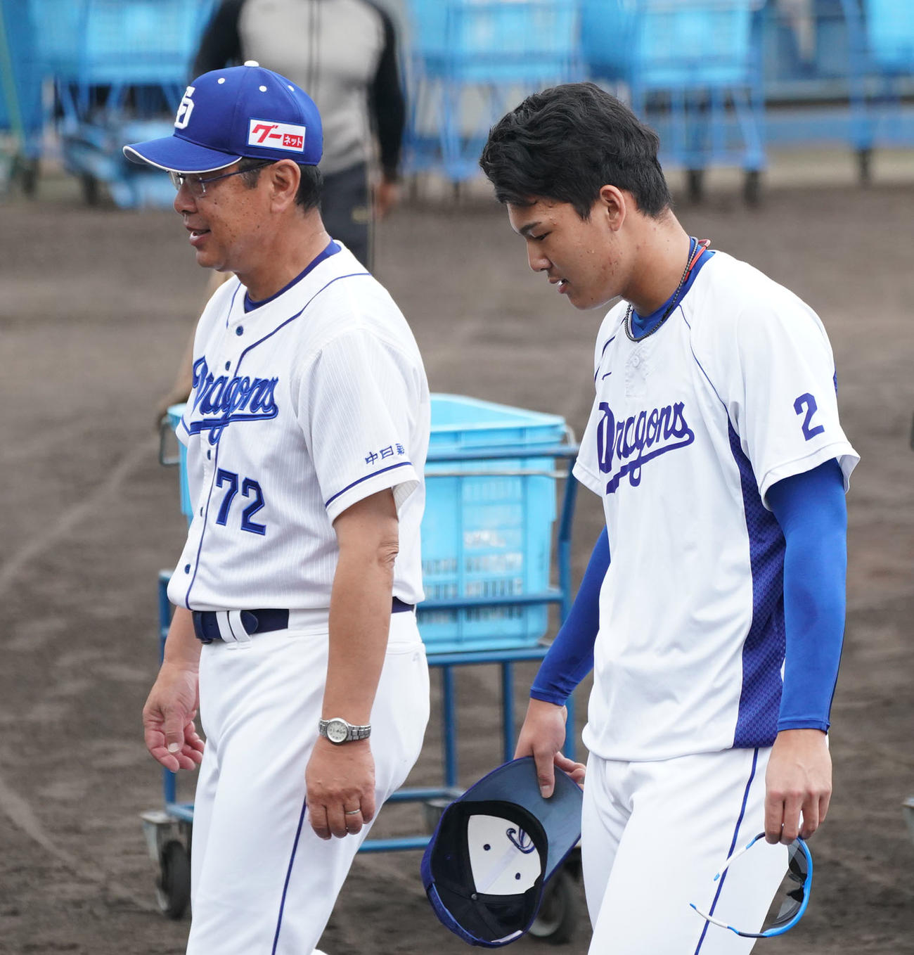 石川昂弥（右）と話をする仁村徹2軍監督（左）（撮影・森本幸一）