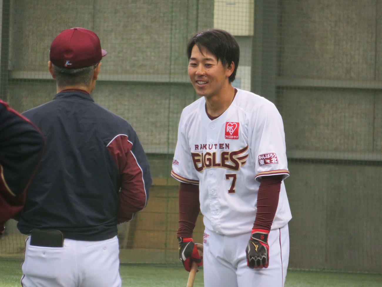 金森打撃コーチ（左）と笑顔で話す鈴木大
