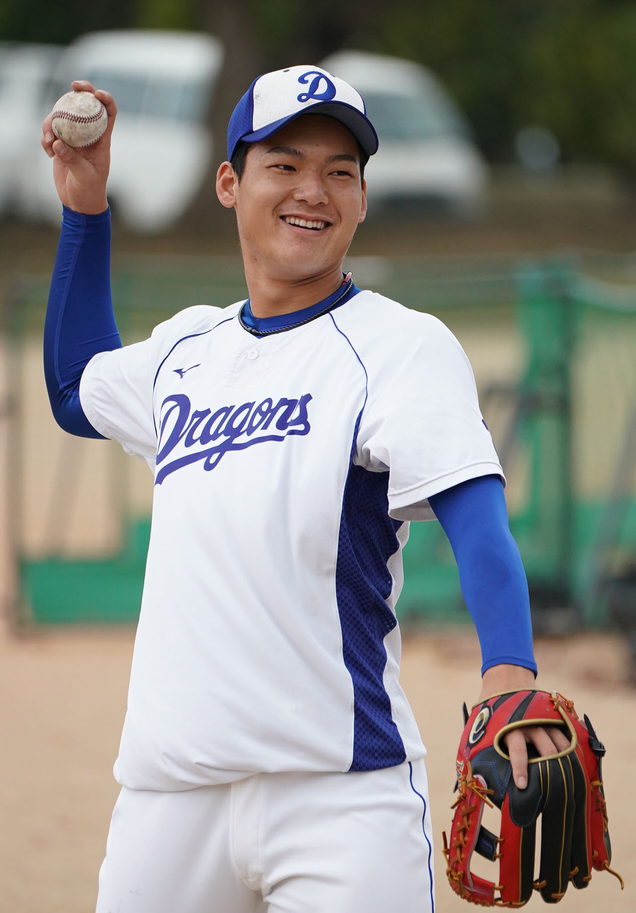 27日、新しいグラブを使用しキャッチボールをする石川昂（撮影・森本幸一）