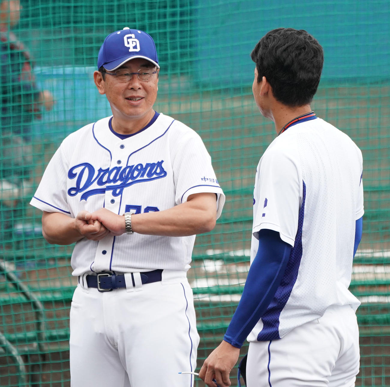 27日、石川昂（右）と話をする仁村2軍監督