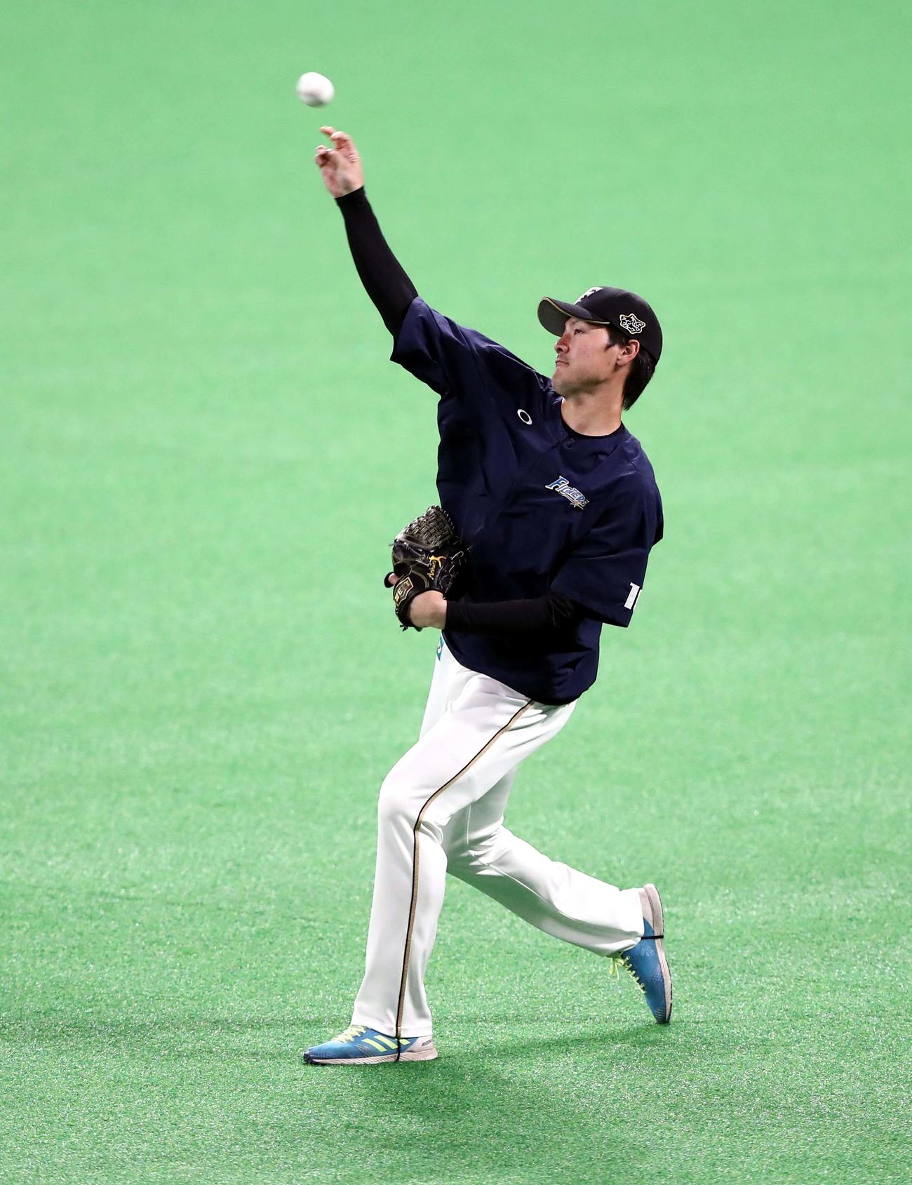 キャッチボールする日本ハム有原（撮影・黒川智章）