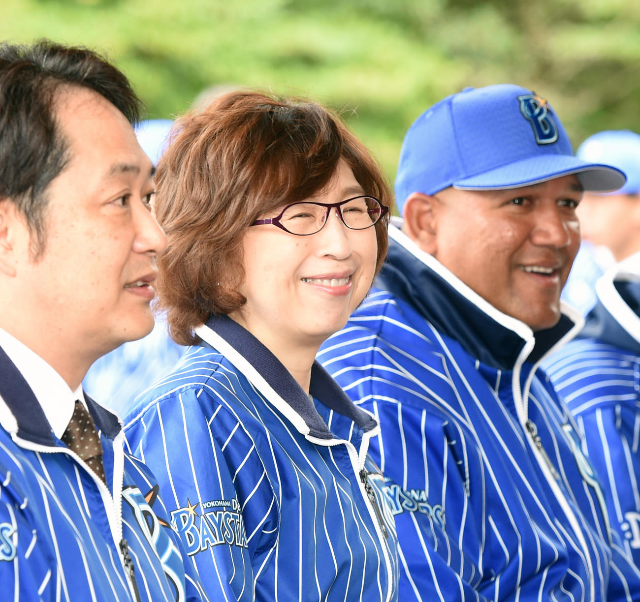 必勝祈願に臨む、DeNA南場智子オーナー（中央）は笑顔を見せる。右はラミレス監督、左は岡村信悟球団社長（2018年3月22日撮影）