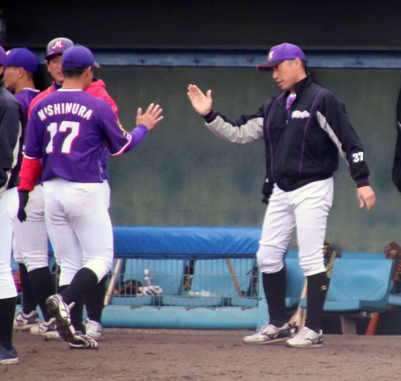 亜大戦で好投と続ける西村（左）をタッチで出迎えるかずさマジック渡辺監督