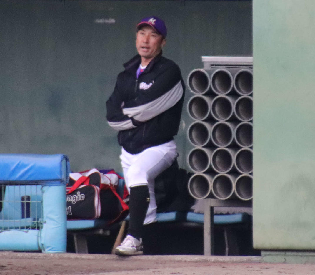 亜大とのオープン戦で初采配を振るうかずさマジック渡辺監督（撮影・保坂淑子）