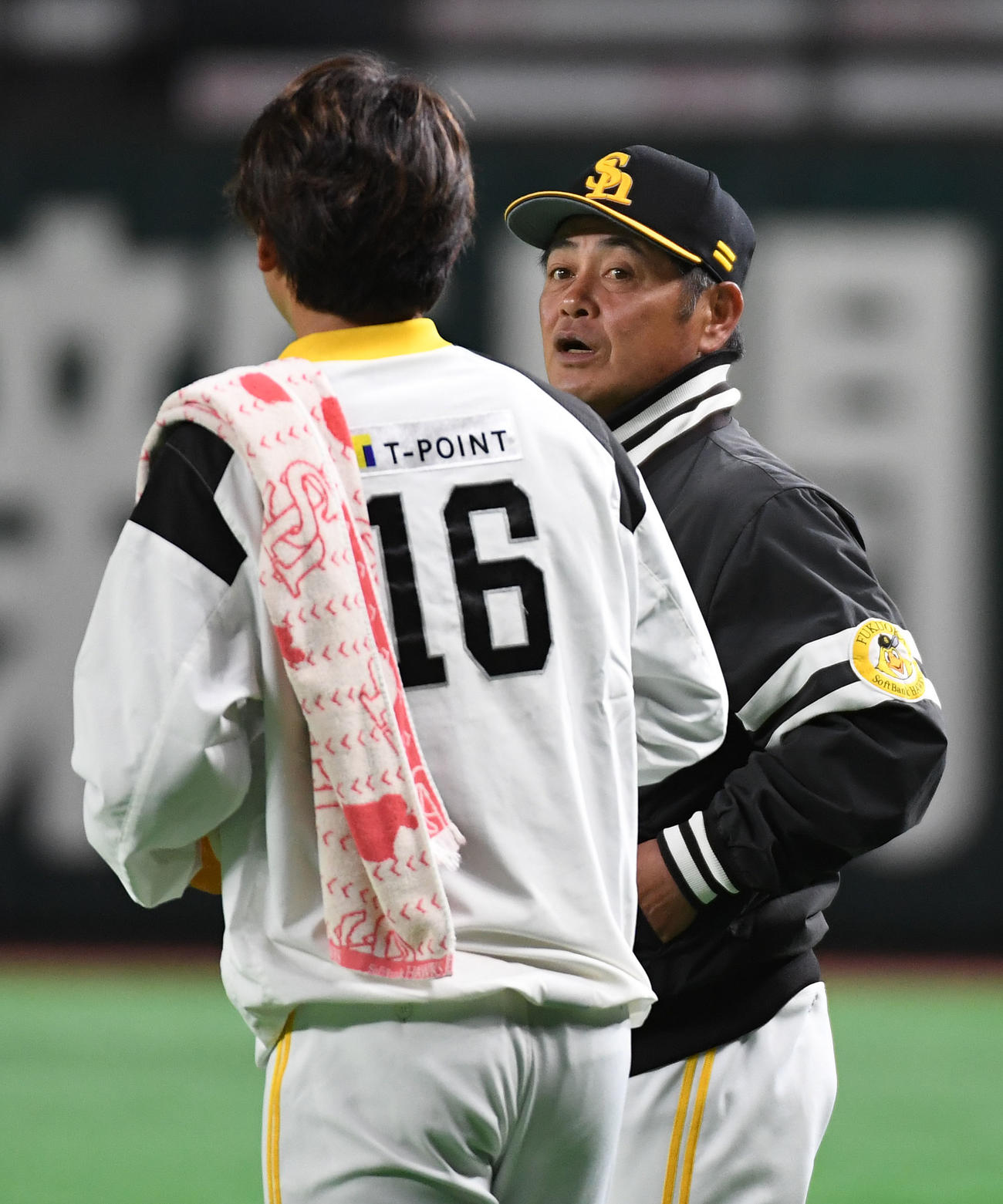 練習の合間に工藤監督と話をする東浜（撮影・今浪浩三）
