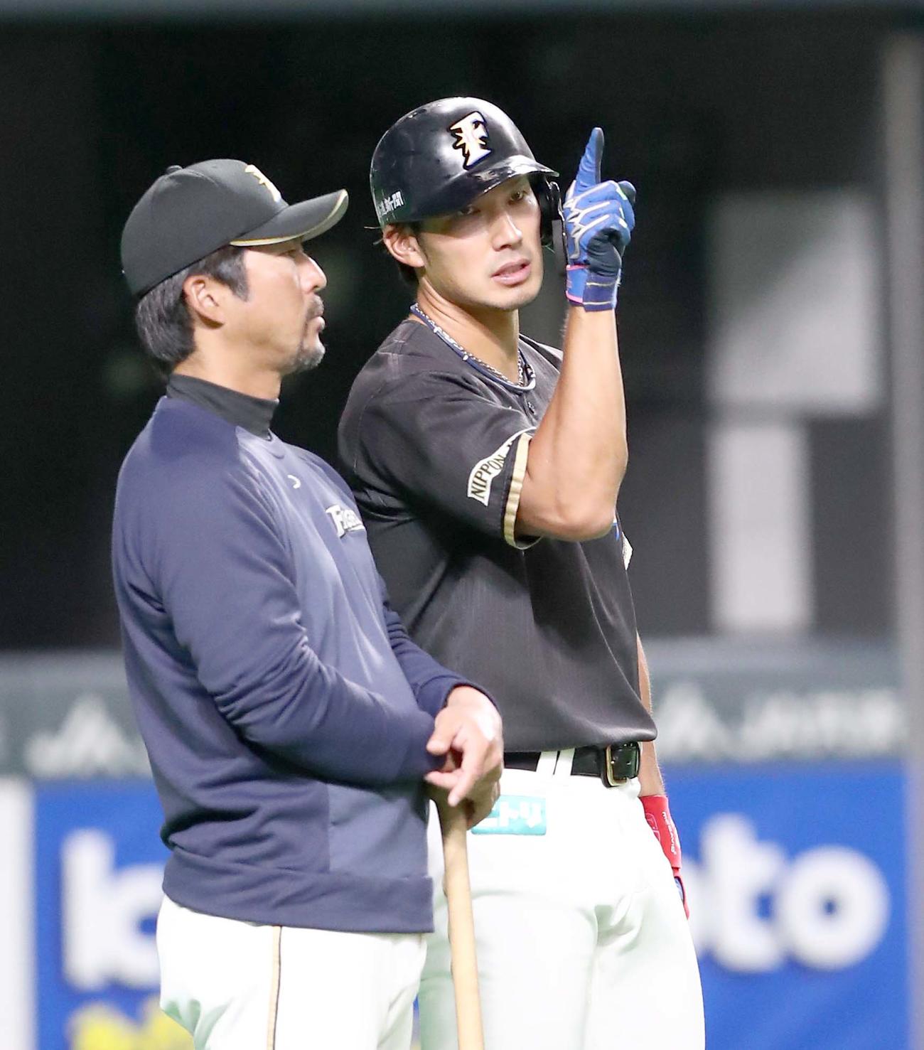 小笠原ヘッドコーチ（左）と話す日本ハム大田（撮影・黒川智章）
