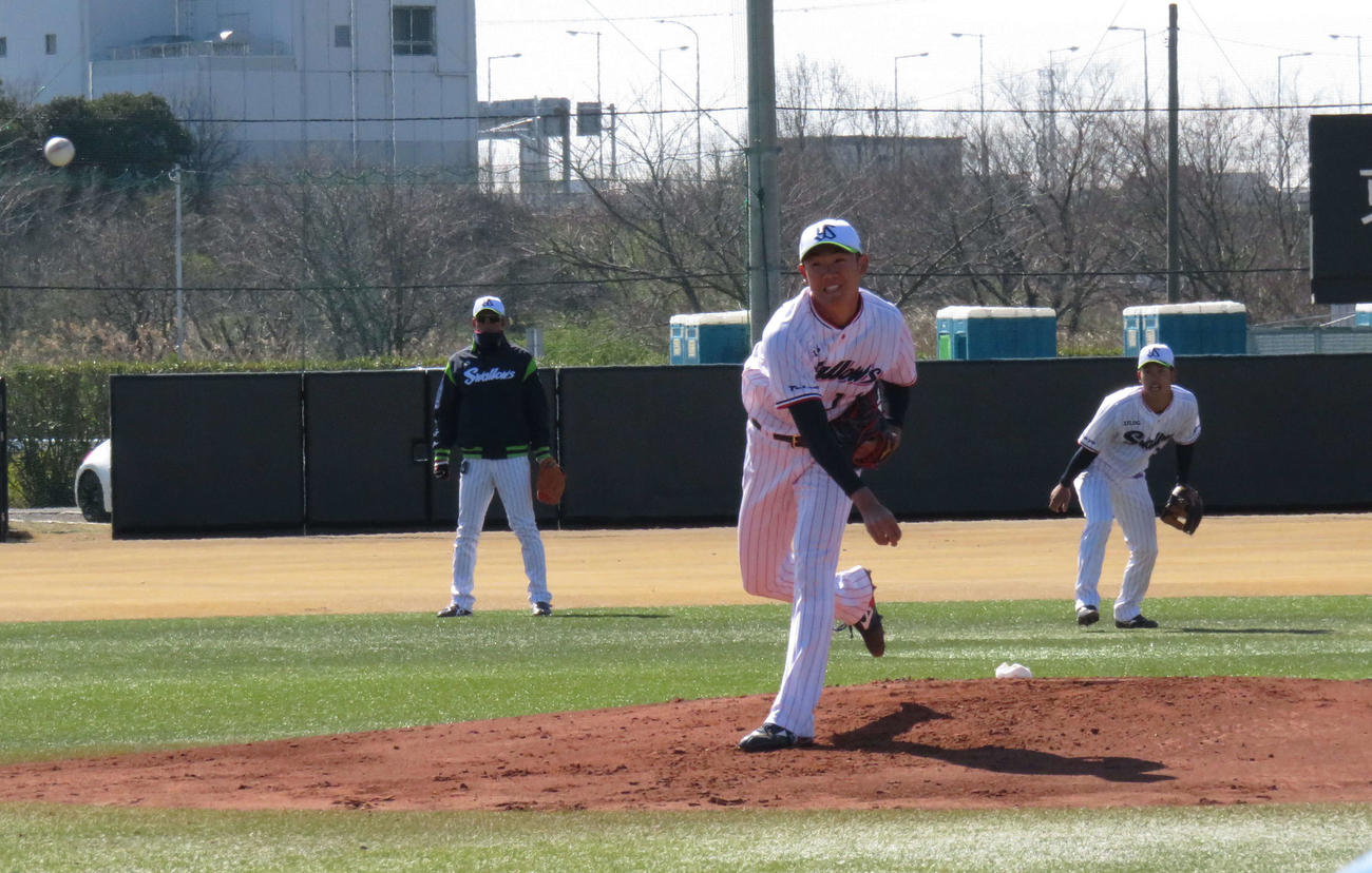 投内連係に参加するヤクルトのドラフト1位、奥川