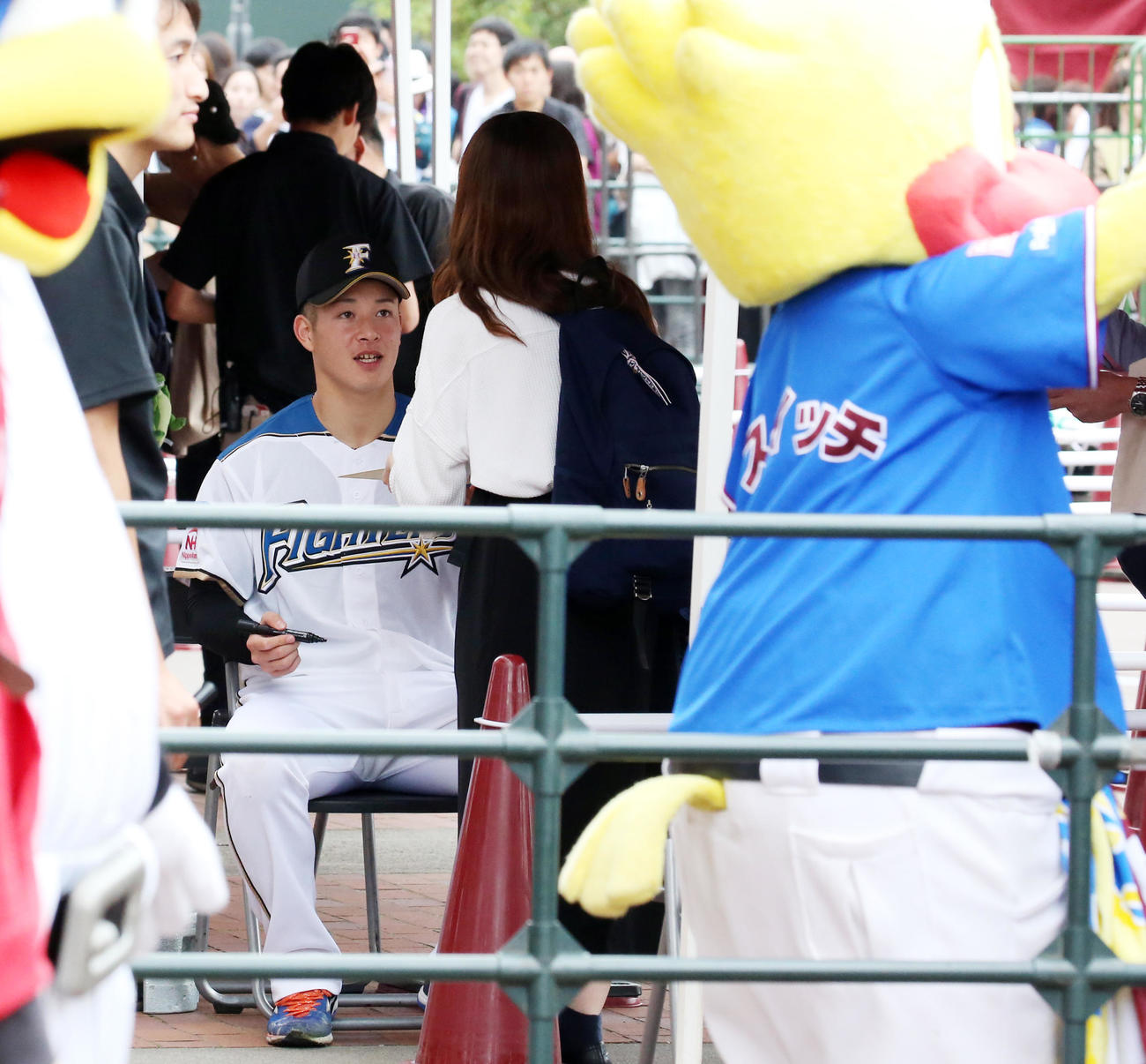 19年7月、フレッシュオールスターゲームの試合前、サイン会に臨んだ日本ハム吉田輝