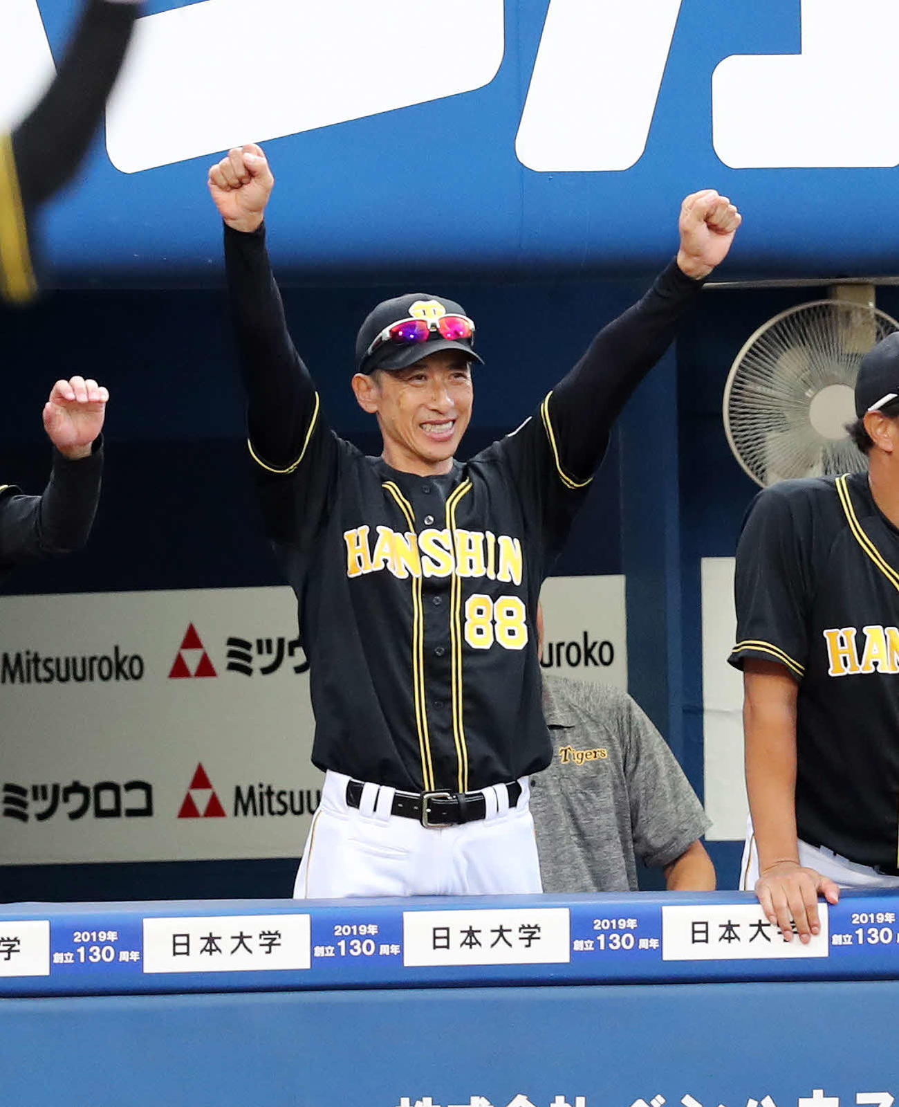 ガッツポーズする矢野燿大監督