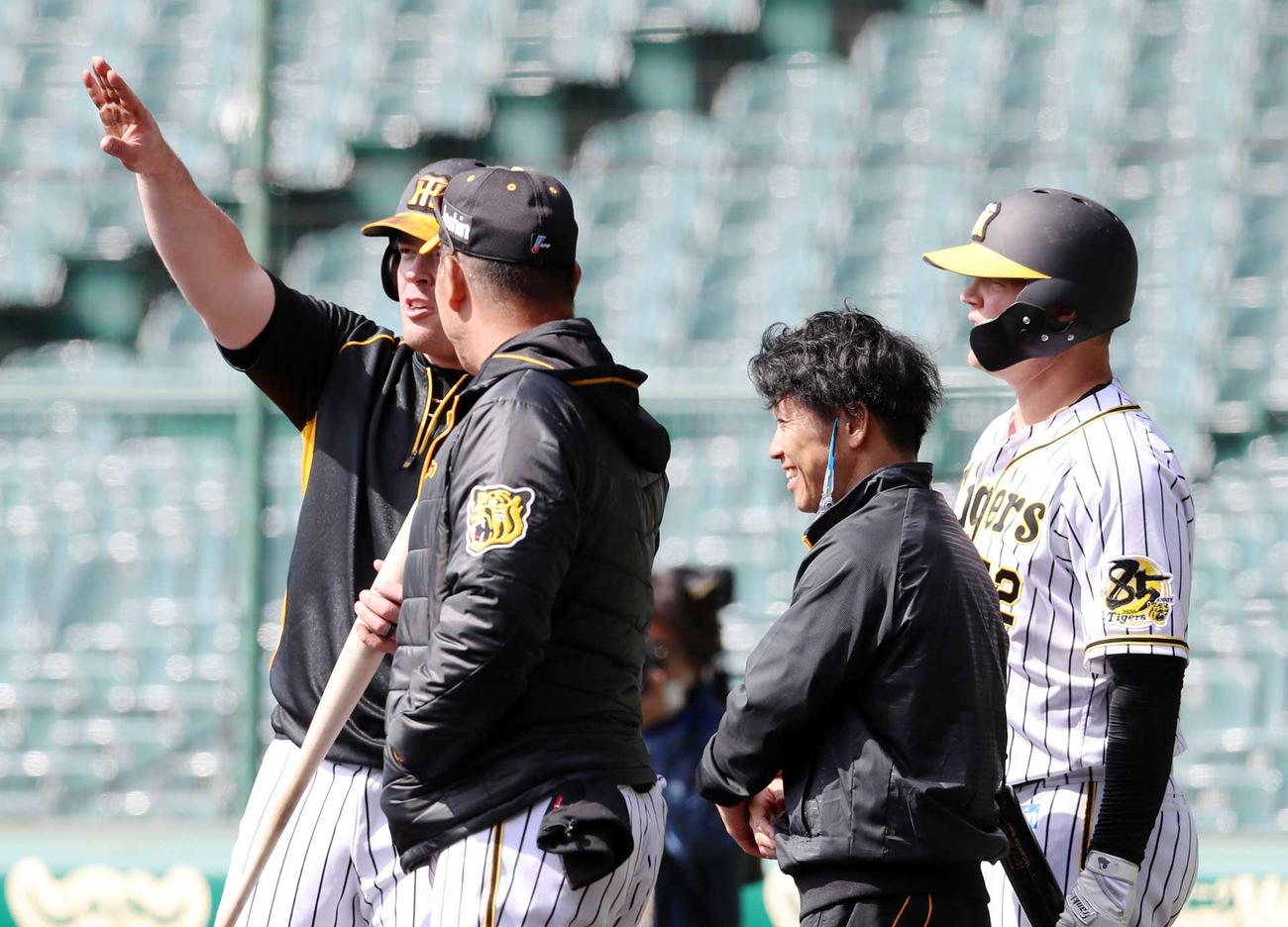 打撃練習を終え井上コーチ（左から2人目）と話すボーア（左）、右はサンズ（撮影・加藤哉）