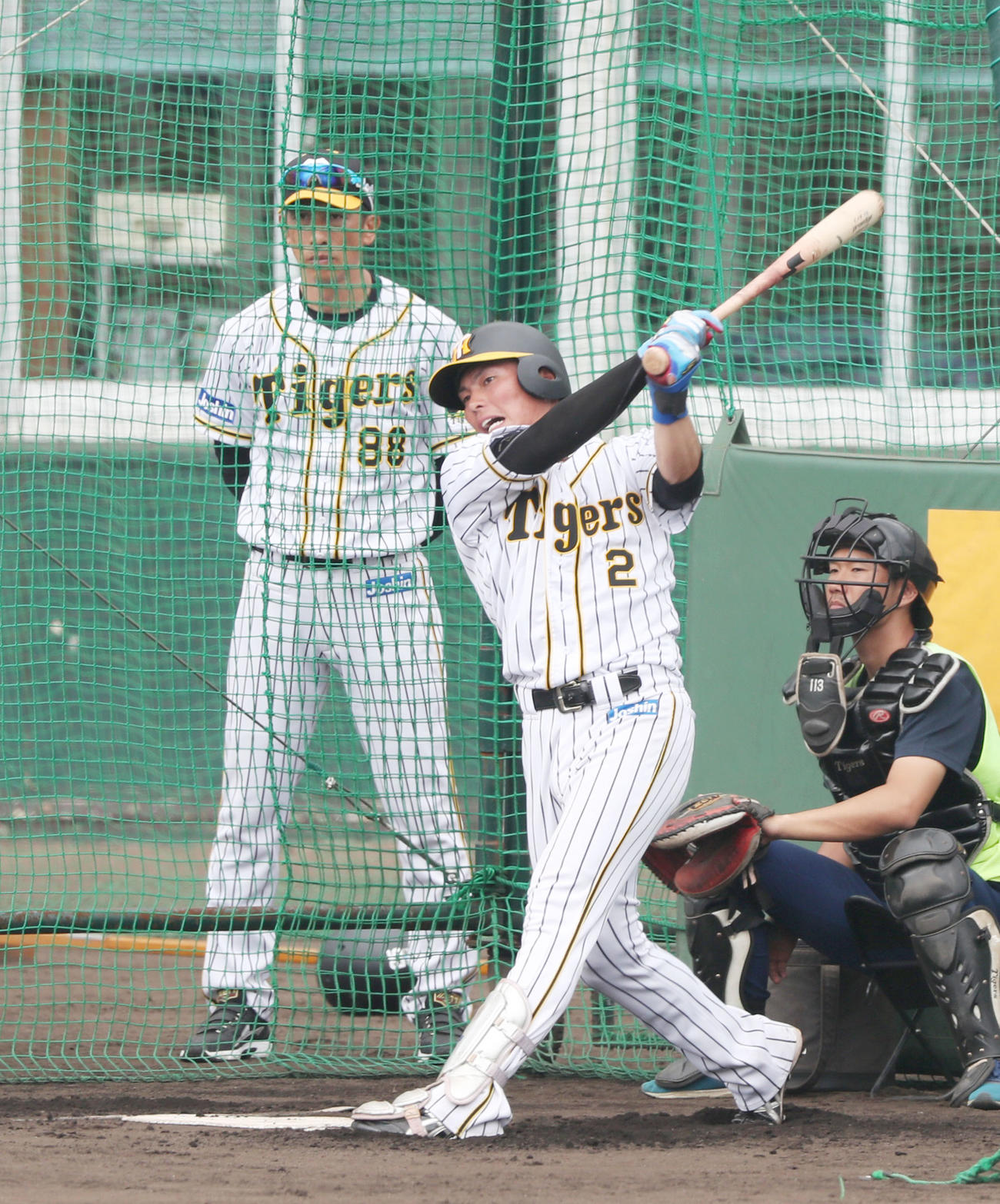 矢野監督（左）が見つめる前でフリー打撃を行う北條（2020年2月25日撮影）