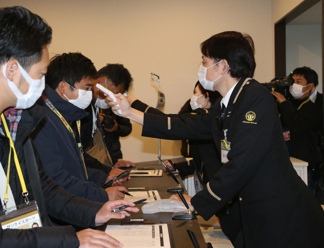 ソフトバンク対阪神　関係者口では報道陣に対して入念な検査が行われた（撮影・栗木一考）