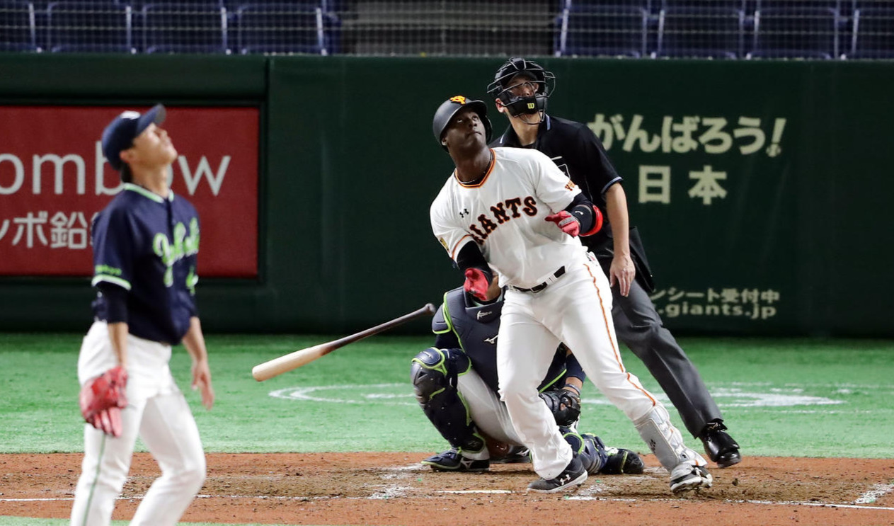 巨人対ヤクルト　4回裏巨人1死二塁、モタは左翼2点本塁打を放つ。投手高橋（撮影・浅見桂子）