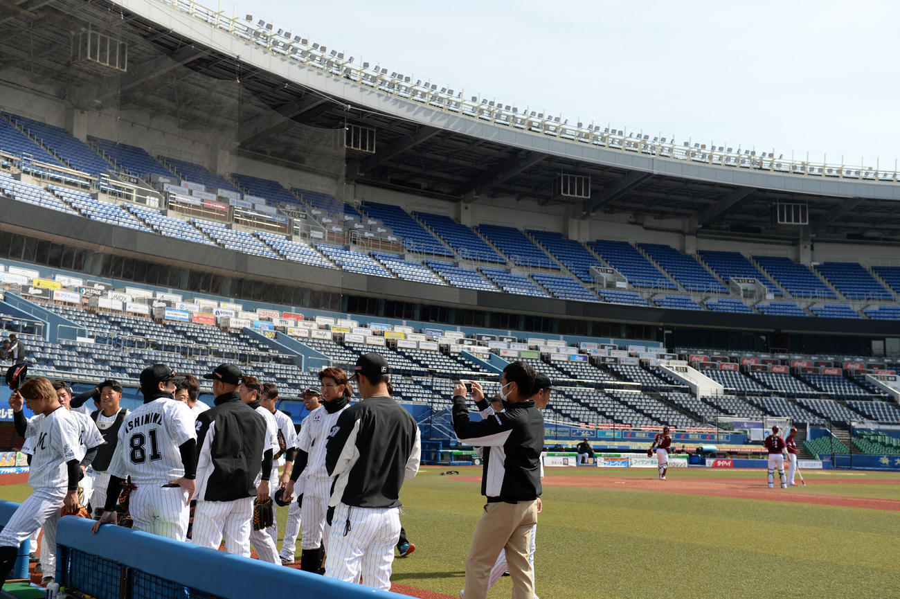 ロッテ対楽天　試合前、円陣を組むロッテナイン（撮影・横山健太）