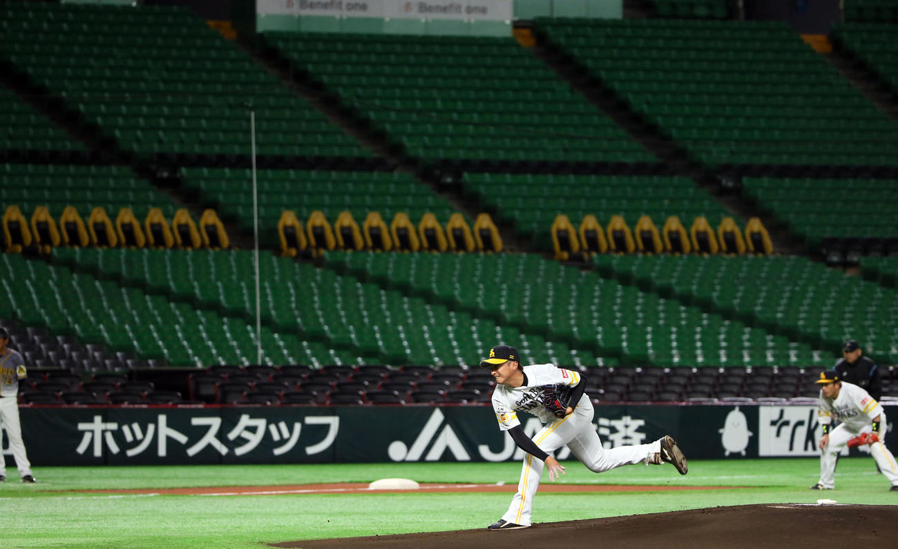 ソフトバンク対阪神　阪神打線を相手に力投する東浜巨（撮影・栗木一考）