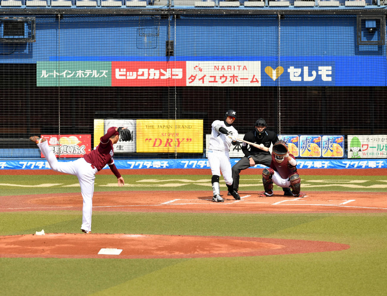 ロッテ対楽天　1回裏ロッテ無死、福田周は左越えに先制のソロ本塁打を放つ。投手松井（撮影・滝沢徹郎）