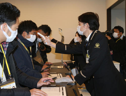 ソフトバンク対阪神　関係者口では報道陣に対して入念な検査が行われた（撮影・栗木一考）