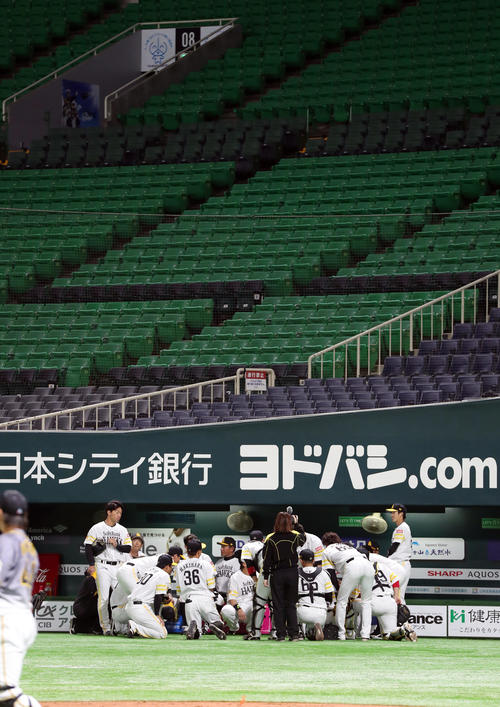 ソフトバンク対阪神　試合前、円陣を組むソフトバンクナイン（撮影・前田充）