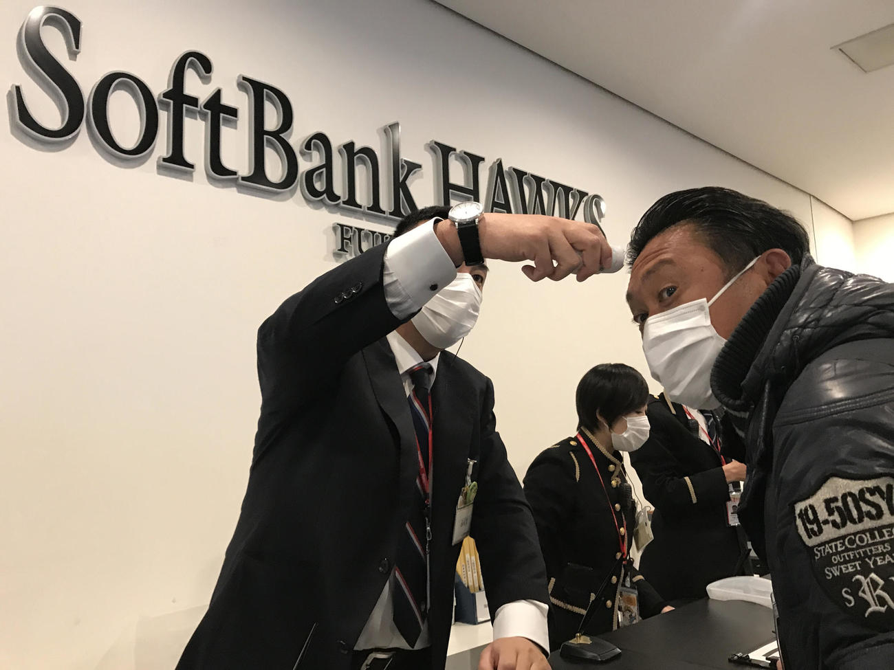 ソフトバンク対阪神　関係者口では報道陣に対して入念な検査が行われた（撮影・栗木一考）