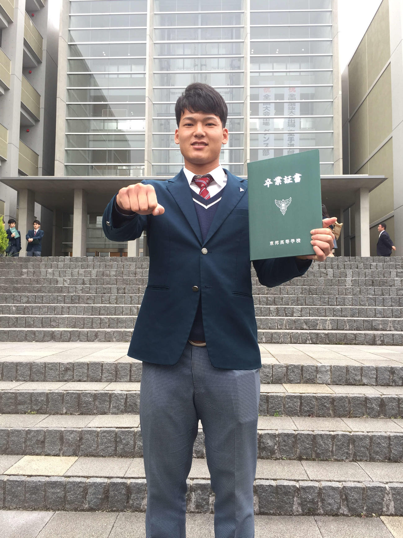 卒業証書を持つ中日石川昂弥