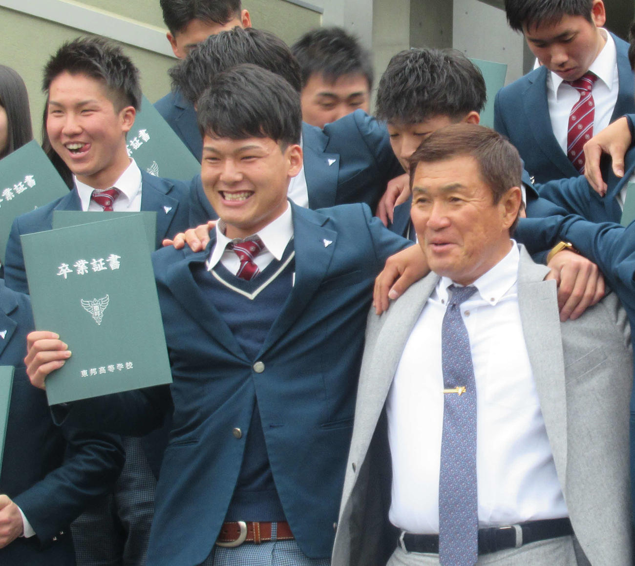 東邦・森田監督とともに野球部3年生の記念写真で笑顔を見せる中日石川昂弥