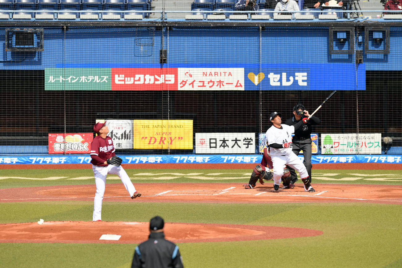 ロッテ対楽天　1回裏ロッテ2死、井上は左越えにソロ本塁打を放つ。投手松井（撮影・滝沢徹郎）