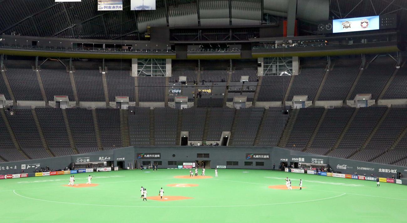 日本ハム対オリックス　試合前、無観客の中でシートノックする日本ハムナイン（撮影・佐藤翔太）